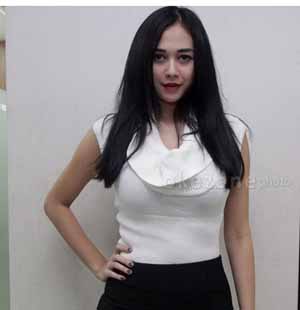 Rindu Suami, Aura Kasih Tak Sabar Ingin Ajarkan Salat